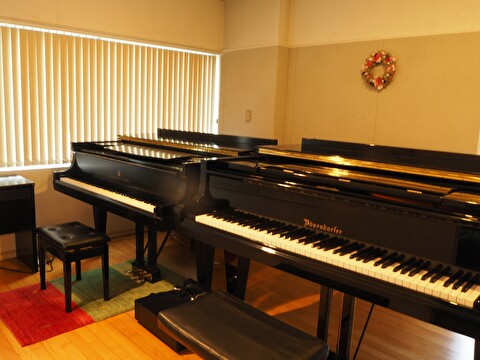 ピアノ２台があるピアノ室